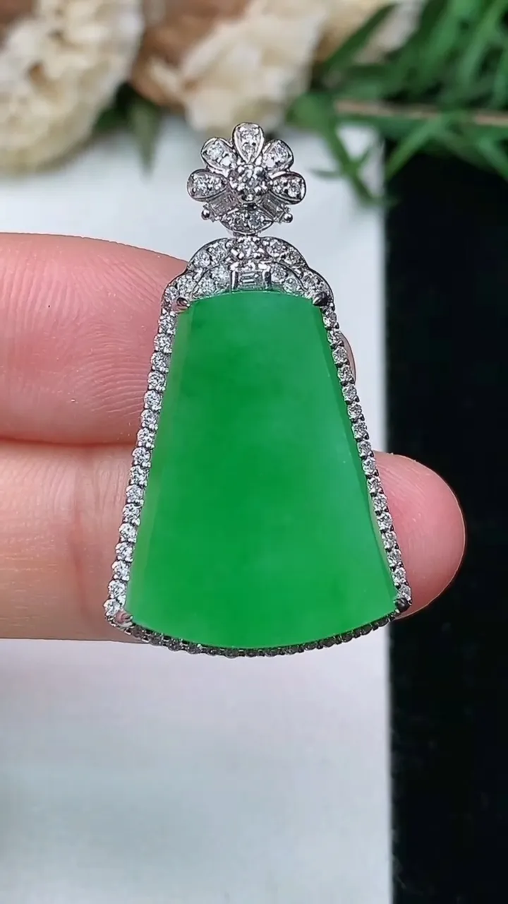 天然A货翡翠无事牌吊坠，尺寸32-18.7-8，裸石20.7-15.2，重量:6.51g
2月5日