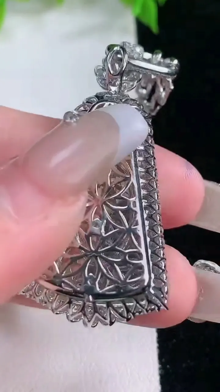 天然A货翡翠无事牌吊坠，尺寸45-22.5-8，裸石28.8-20.6重量:18.81g
2月5日