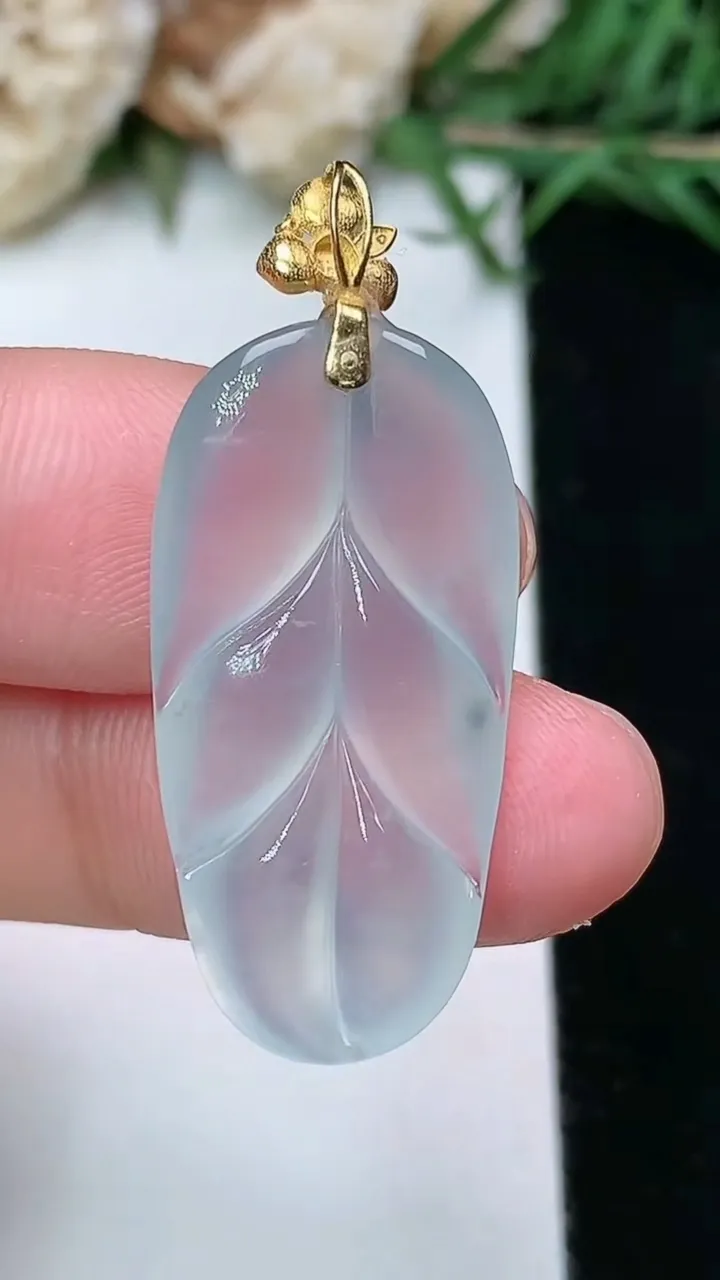 天然A货翡翠白冰金枝玉叶 叶子吊坠，尺寸27.5-14.3-4.5，重量:3.47g
2月5日