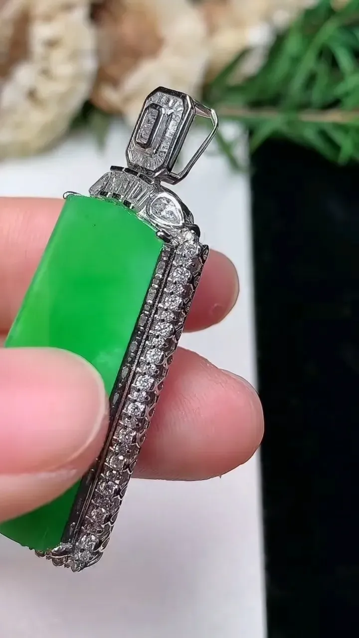 天然A货翡翠无事牌吊坠，尺寸43-19.5-8.7，裸石29.9-16，重量:9.81g
2月5日