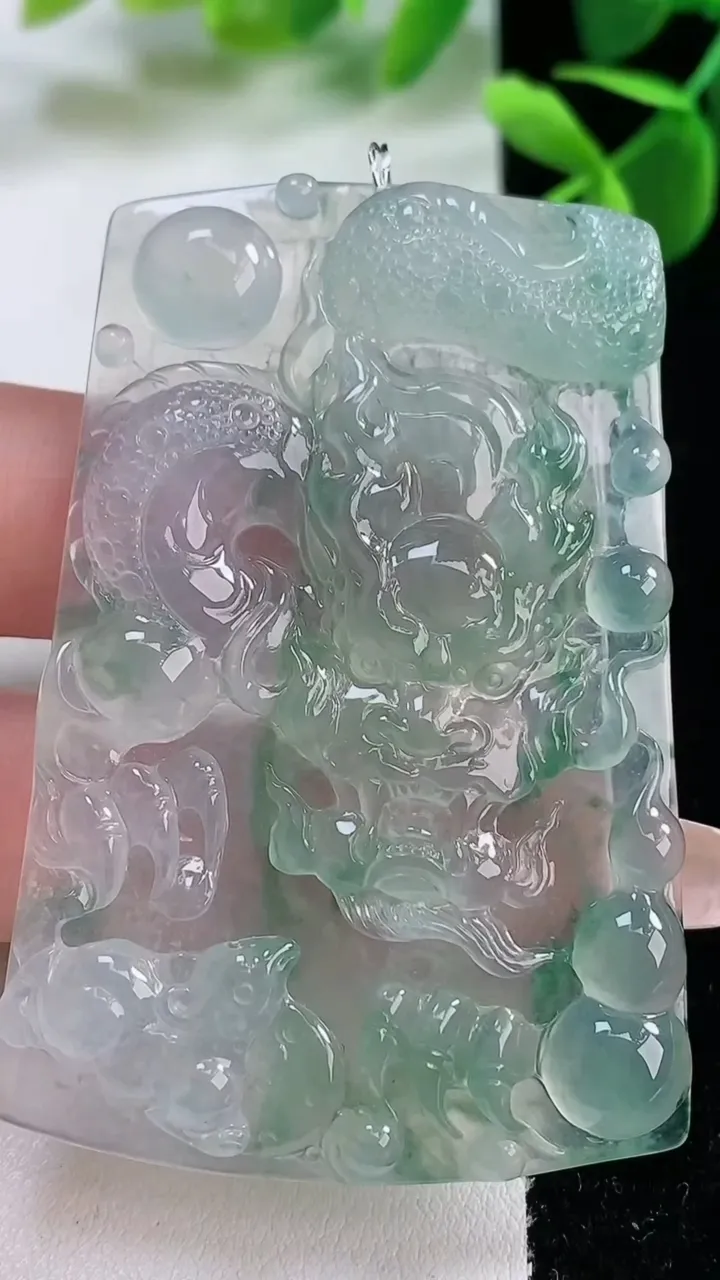 天然A货翡翠种飘花龙牌吊坠，尺寸60-40.2-5.3，重量:26.70g
2月5日