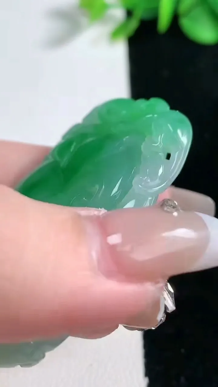 天然A货翡翠如意吊坠，尺寸52.3-33.6-6.8，重量:26.40g
2月5日