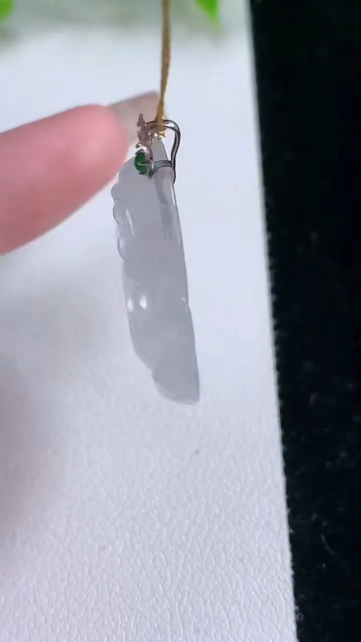 天然A货翡翠种白冰佛公吊坠，尺寸27.5-29-5.7，重量:7.43g
2月5日