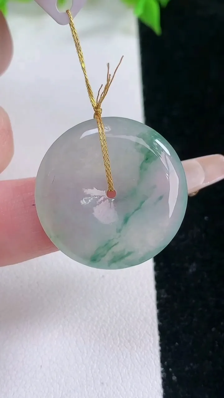 天然A货翡翠冰种飘花平安扣吊坠，尺寸24.7-4.5，重量:6.74g
2月5日