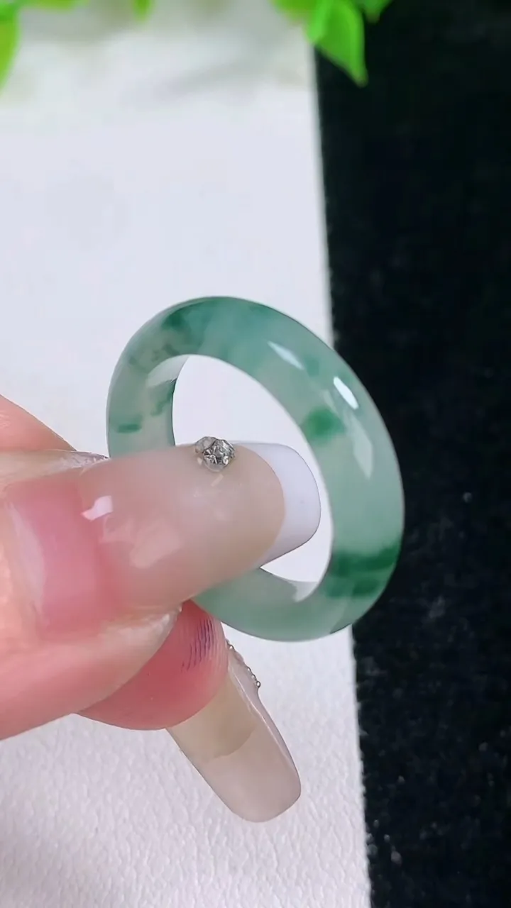 天然A货翡翠冰种飘花指环戒指，尺寸18-5-3，重量:3.36g2026年2月5日
工厂直销收藏佳品