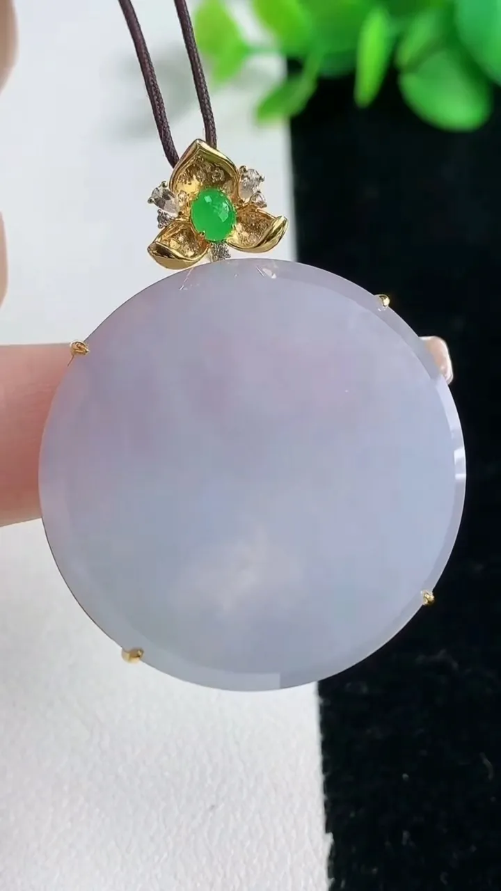 天然A货翡翠18K金紫罗兰无事牌吊坠，尺寸32.7-7.3，重量:14.29g
2月5日