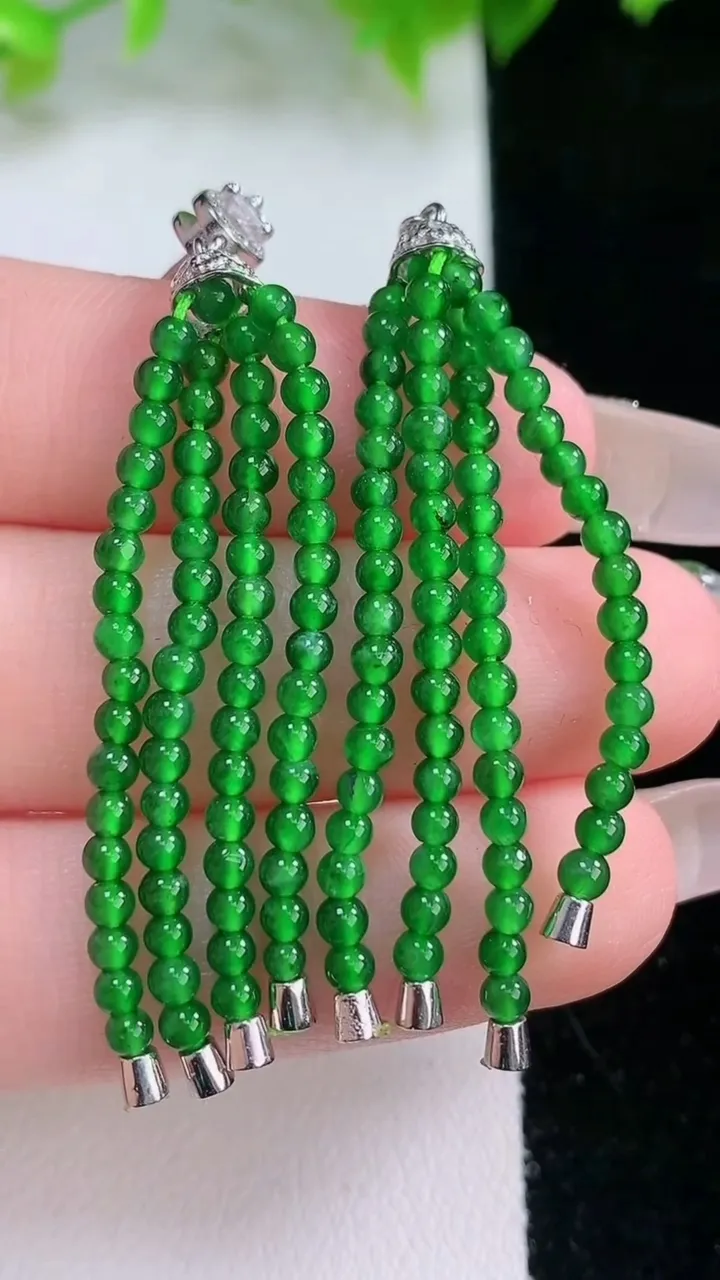 天然A货翡翠小米珠耳坠，尺寸2.3，重量:7.17g2月5日
工厂直销收藏佳品,种好水足，色泽均匀，有种有色，上手高大气！