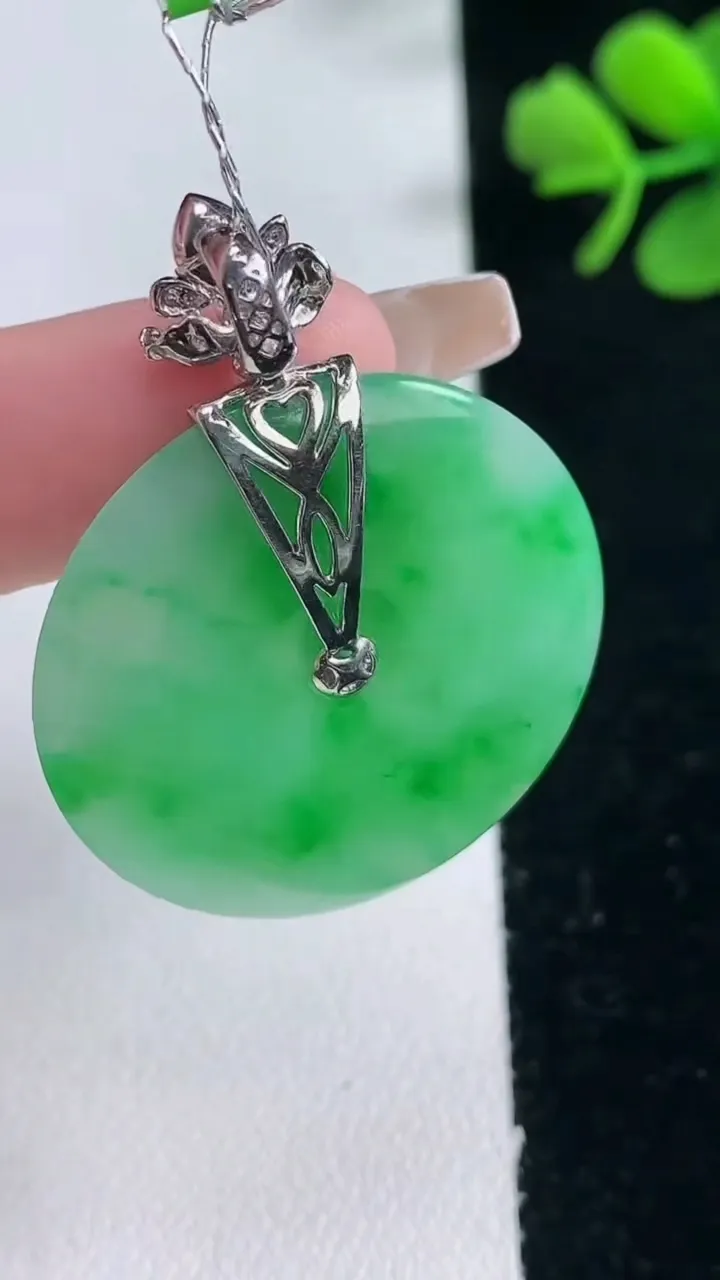 天然A货翡翠平安扣吊坠，尺寸31.3-4.2，重量:11.27g
2月5日