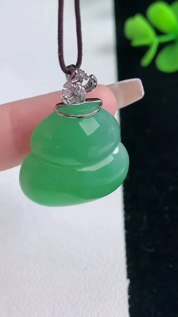 天然A货翡翠葫芦吊坠，尺寸23.2-23.7-7.7，重量:8.12g
2月5日