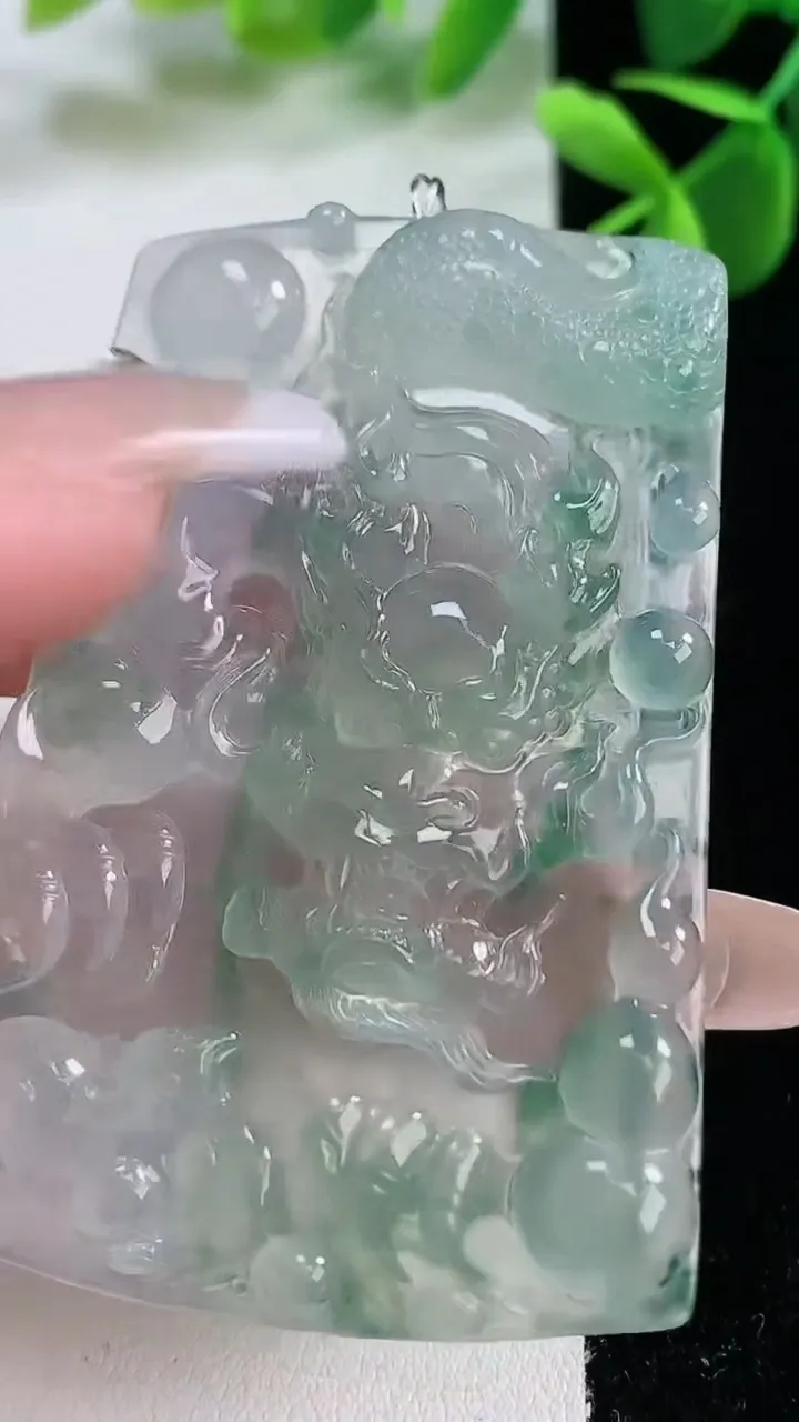 天然A货翡翠种飘花龙牌吊坠，尺寸60-40.2-5.3，重量:26.70g
2月5日