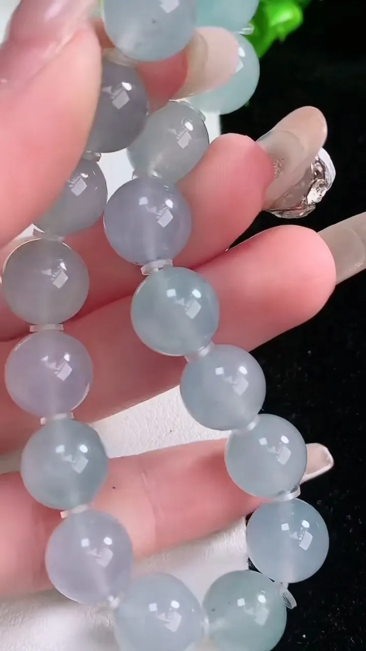 天然A货翡翠种飘花圆珠手串，尺寸10.7-17颗，重量:38.11g2月5日
工厂直销收藏佳品,种好水足，色泽均匀，有种有色，上手高大气！