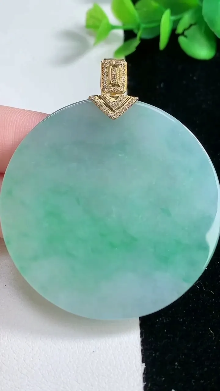 天然A货翡翠无事牌吊坠，尺寸51.5-6，重量:47.65g
2月5日