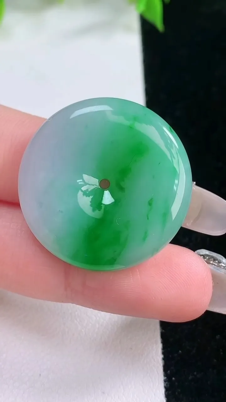 天然A货翡翠平安扣吊坠，尺寸28-5.5，重量:9.82g
2月5日