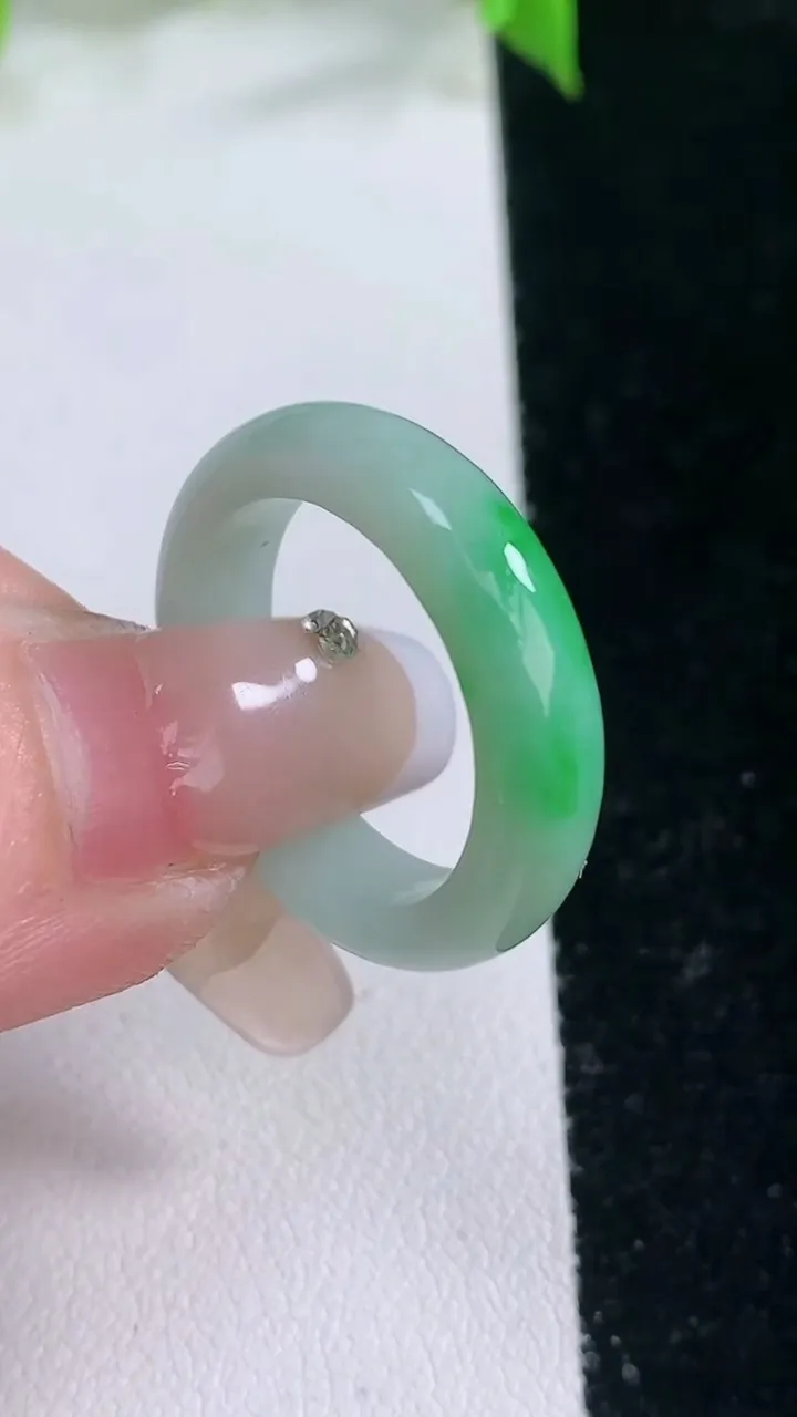 天然A货翡翠指环戒指，尺寸18.8-5.6-3.5，重量:4.35g2026年2月5日
工厂直销收藏佳品,种好水足，色泽均匀，有种有色，上手高大气！