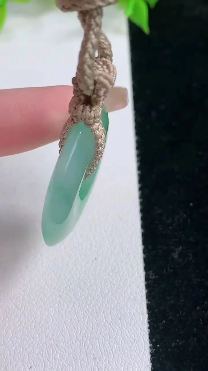 天然A货翡翠平安扣吊坠，尺寸29.2-4.8，重量:12.86g
2月5日