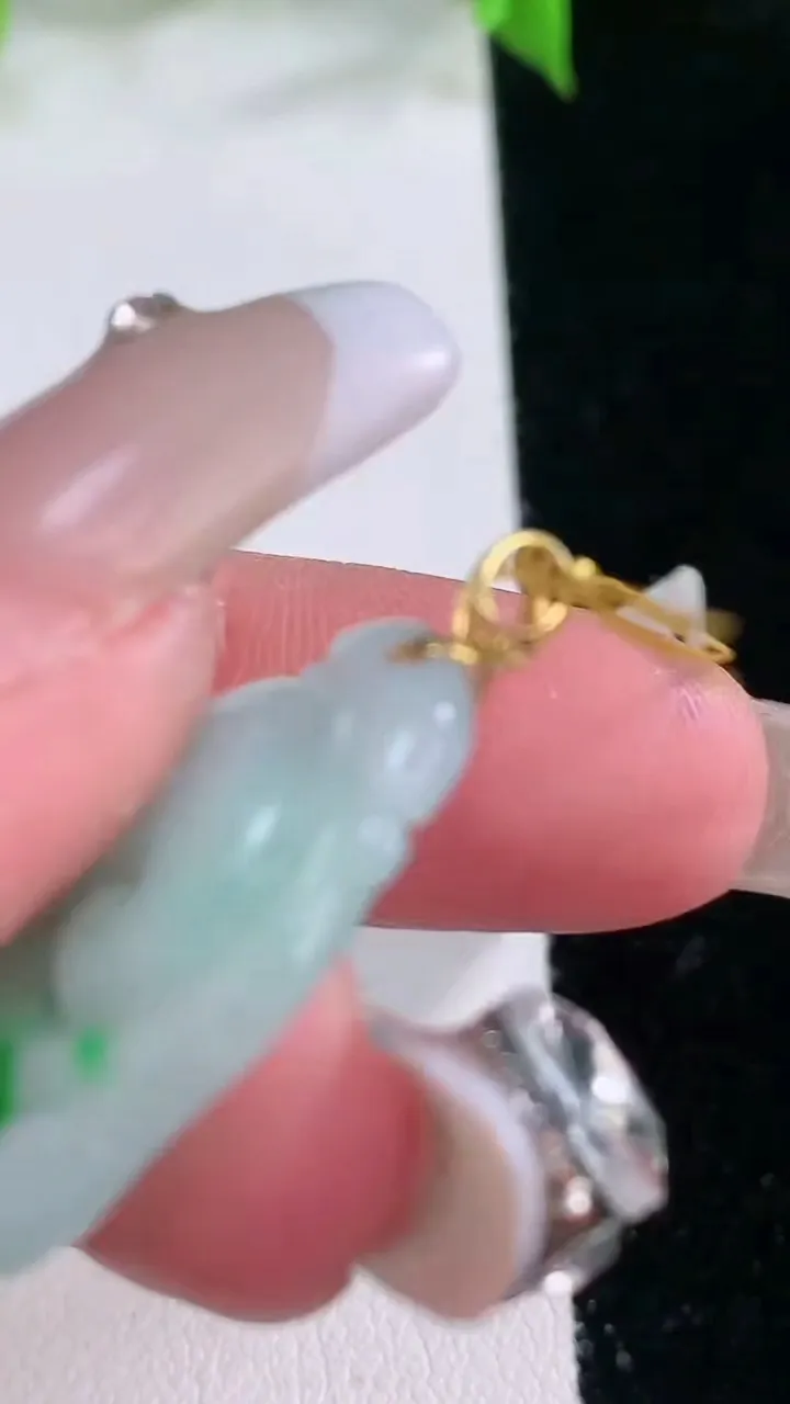 天然A货翡翠如意吊坠，尺寸33.7-21-4.8，重量:8.51g
2月5日