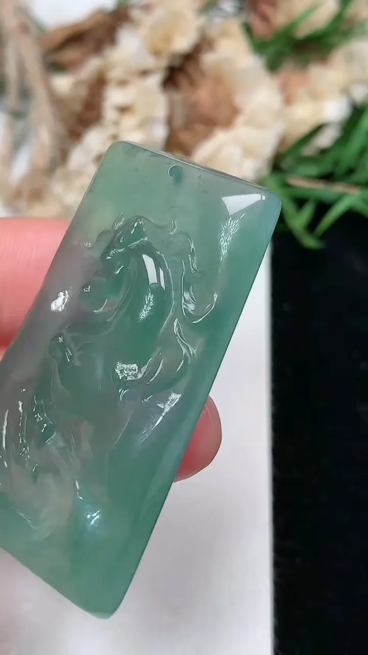 天然A货翡翠蓝水生肖马牌吊坠，尺寸44.9-25.5-4.9，重量:13.87g
2月5日