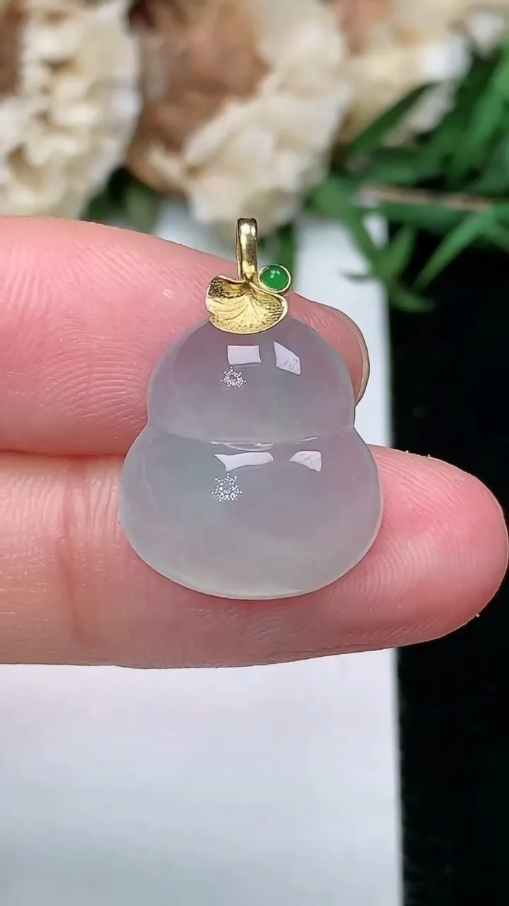 天然A货翡翠白冰葫芦吊坠，尺寸16.9-14.6-5.2，重量:2.24g
2月5日