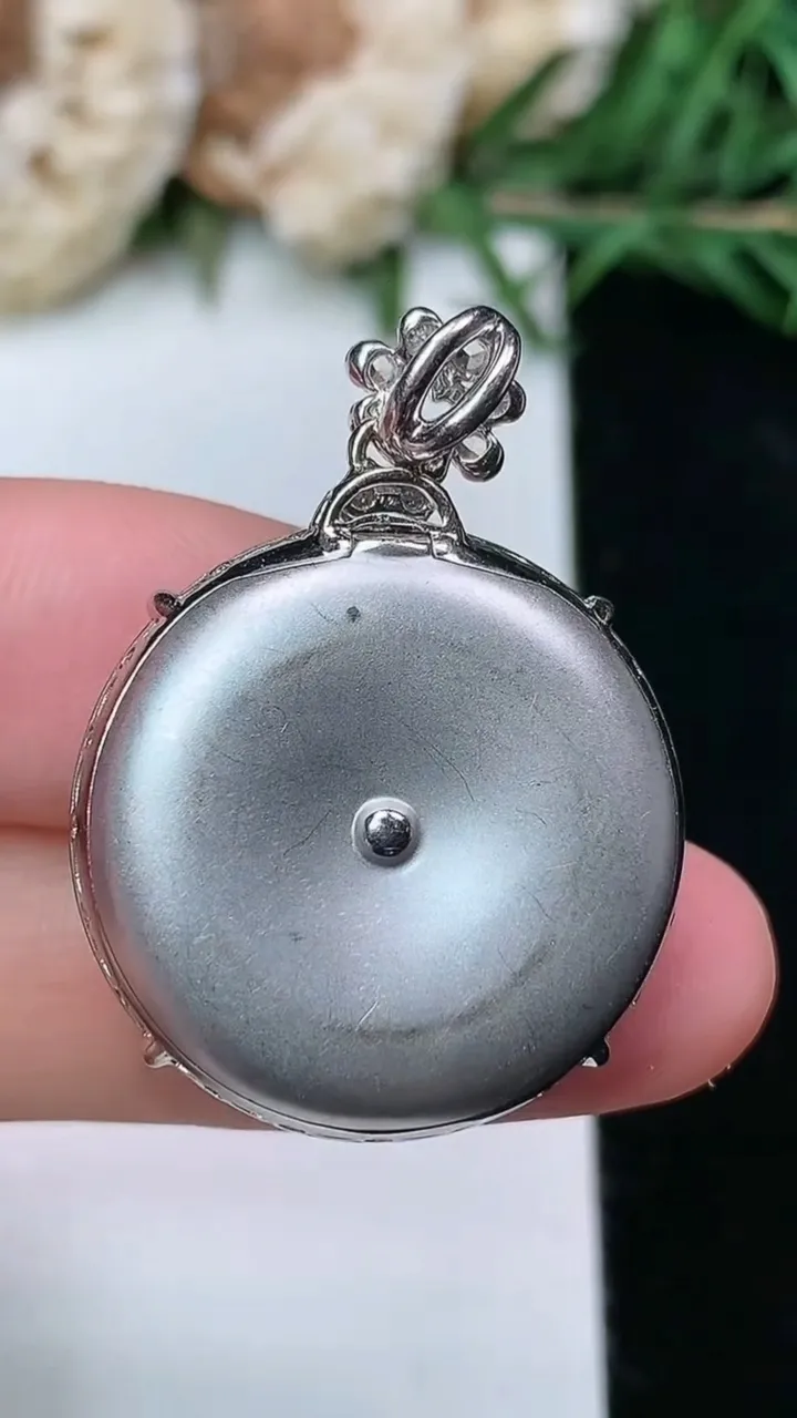 天然A货翡翠平安扣吊坠，尺寸22.9-7.5，重量:11.00g
2月5日