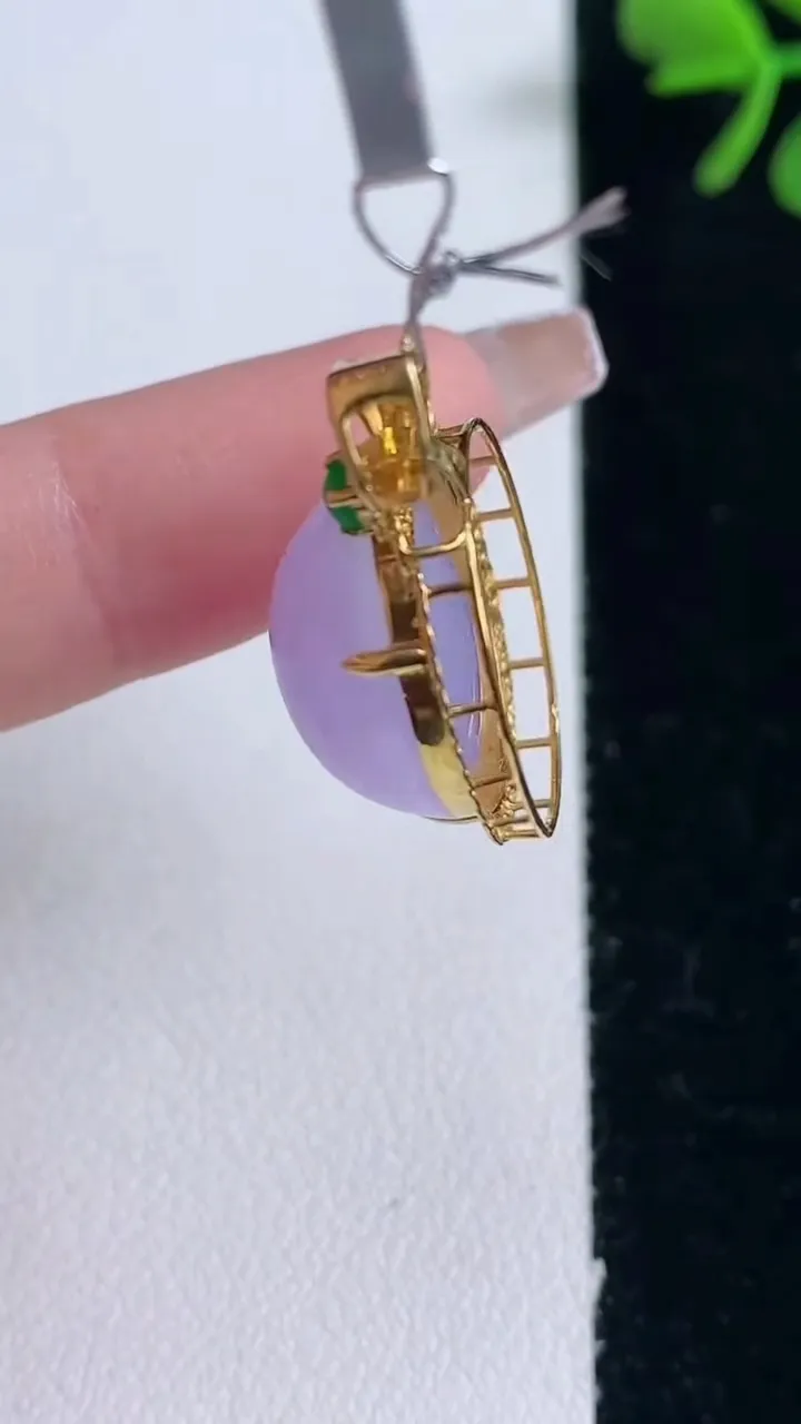 天然A货翡翠18K金紫罗兰蛋面吊坠，尺寸27.4-17.3-10，裸石16.7-14.7重量:4.86g
2月5日