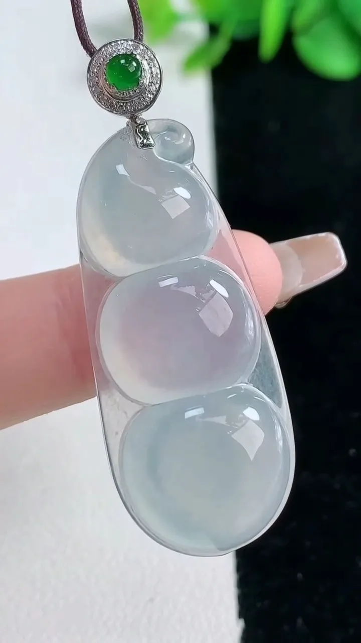 天然A货翡翠种白冰福豆吊坠，尺寸40.5-17.8-5.8，重量:7.74g
2月5日