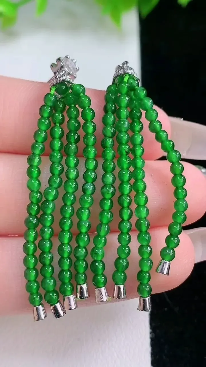 天然A货翡翠小米珠耳坠，尺寸2.3，重量:7.17g2月5日
工厂直销收藏佳品,种好水足，色泽均匀，