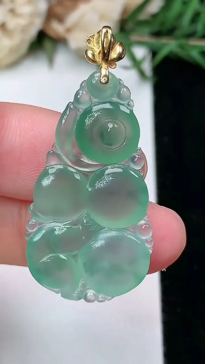 天然A货翡翠飘花生肖猴吊坠，尺寸31.8-17.8-4.6，重量:3.78g
2月5日