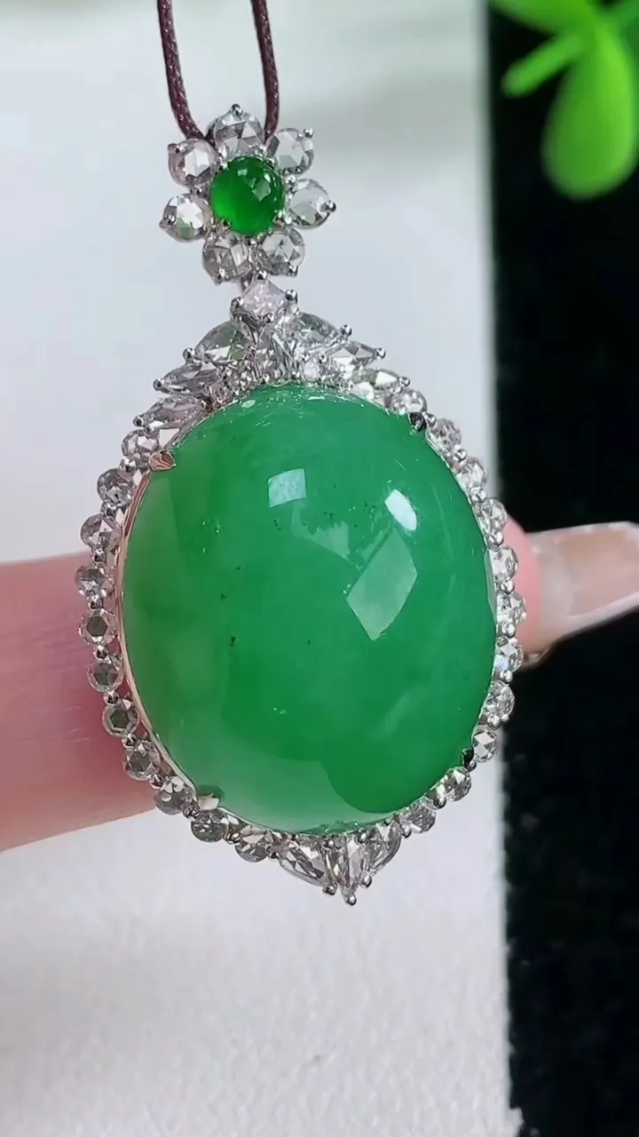 天然A货翡翠蛋面吊坠，尺寸37-20.8-14.6，裸石20-17重量:9.07g
2月5日