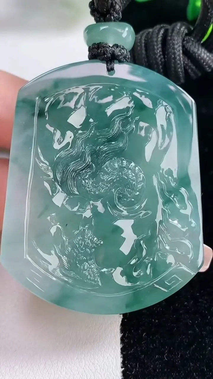 天然A货翡翠种飘花龙牌吊坠，尺寸52.6-42.1-11.6，重量:48.49g
2月5日