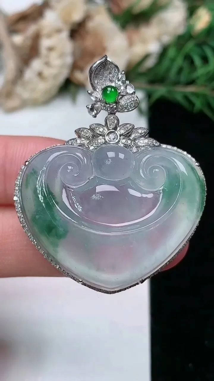 天然A货翡翠飘花如意头吊坠，尺寸41.8-34-10.5，裸石24.7-31.9
2月5日，重量:1