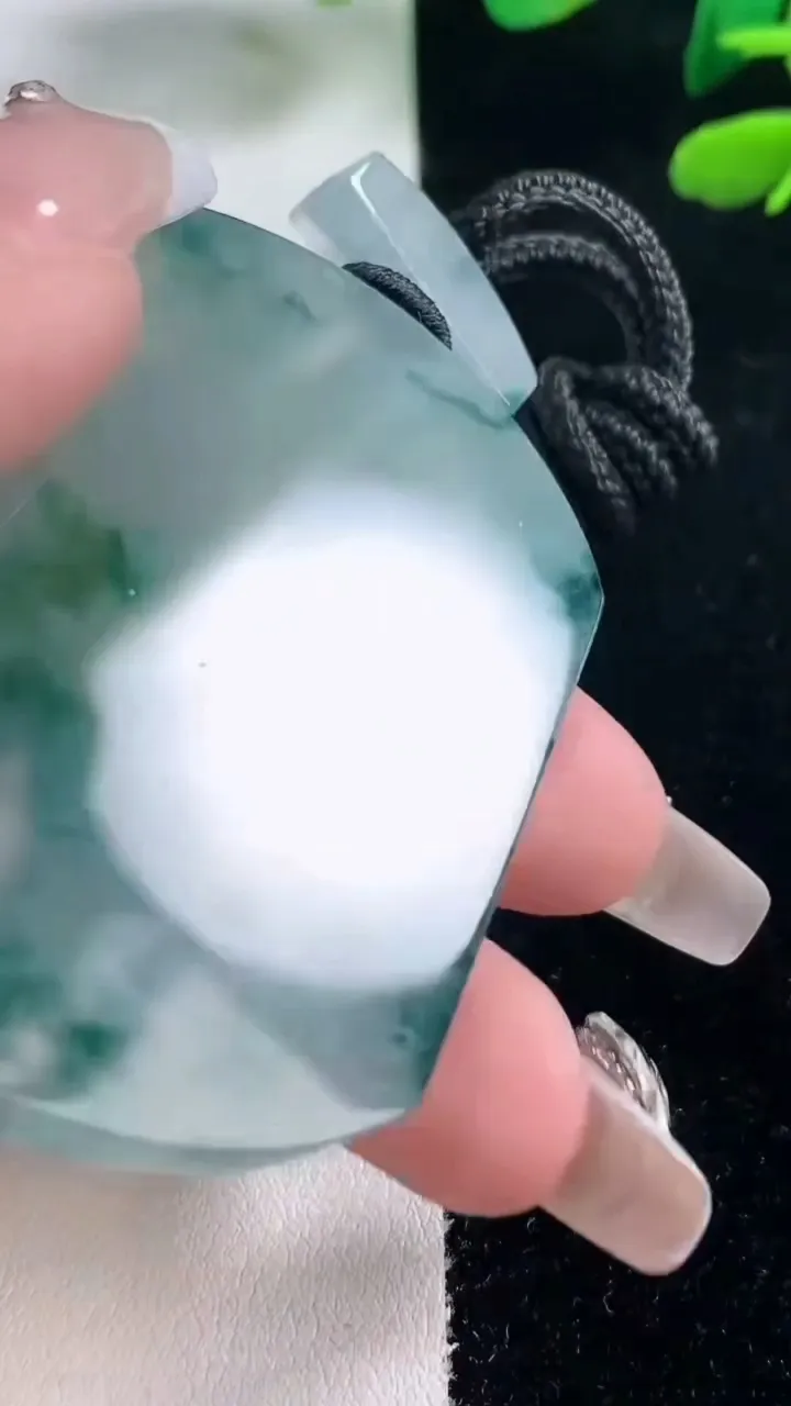 天然A货翡翠种飘花无事牌吊坠，尺寸53-42-5.7，重量:42.12g
2月5日