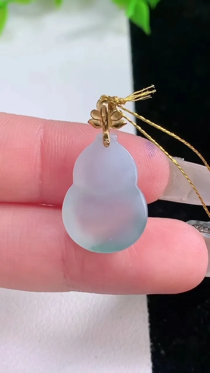 天然A货翡翠种飘花葫芦吊坠，尺寸18-14-5.8，重量:2.78g
2月5日