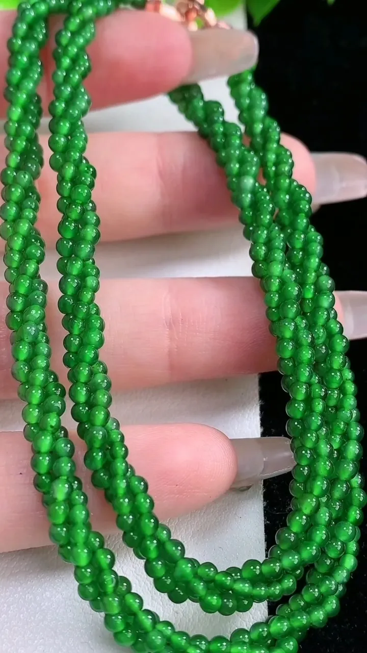 天然A货翡翠小米珠三排项链，尺寸2.5，重量:15.29g
2月5日