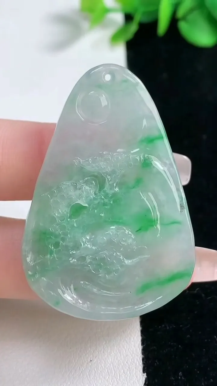 天然A货翡翠山水牌吊坠，尺寸48-33.5-4.8，重量:14.52g
2月5日