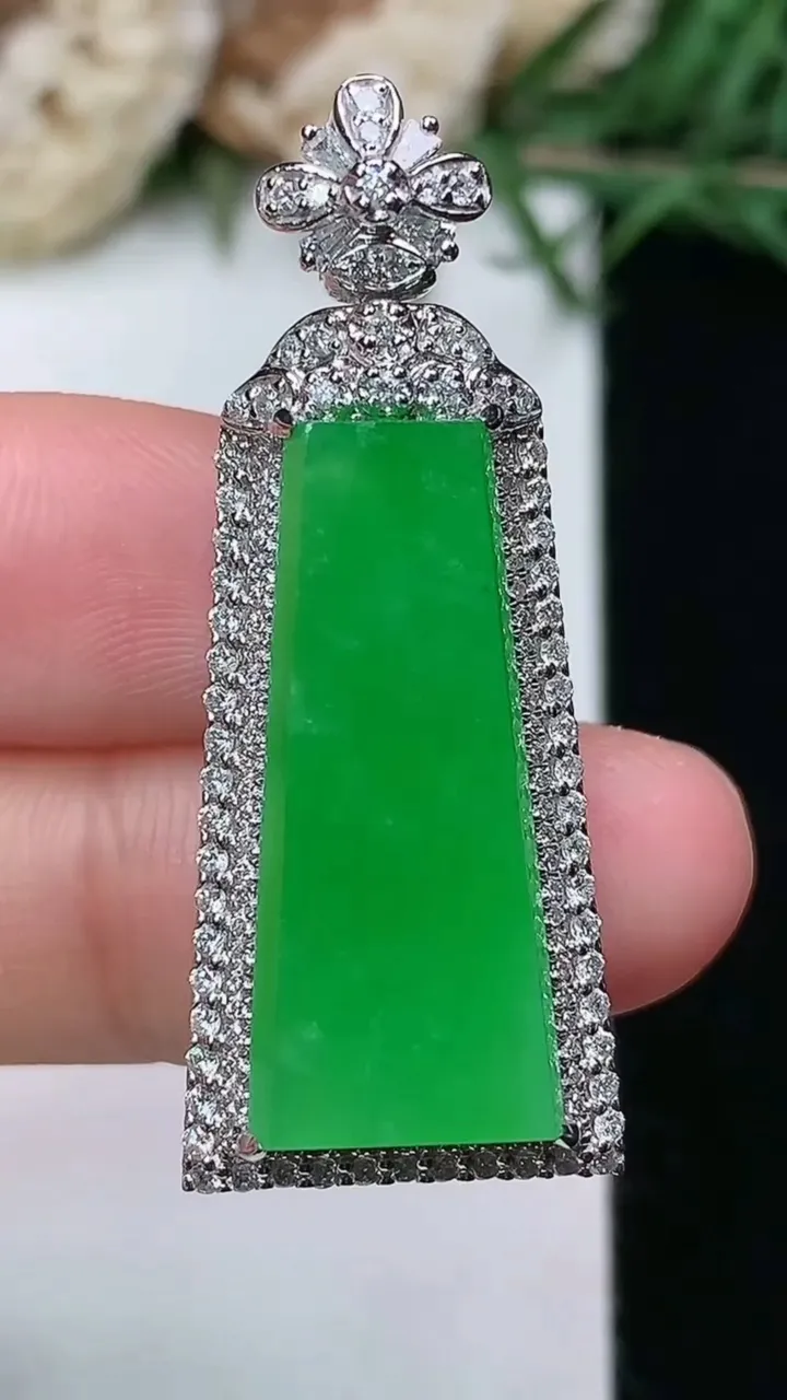 天然A货翡翠无事牌吊坠，尺寸38.7-15.6-9.9，裸石24.3-10.4，重量:9.34g
2