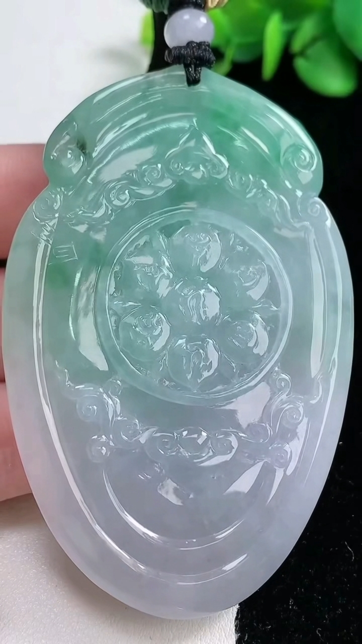 天然A货翡翠千手观音吊坠，尺寸70.5-46.7-11.6，重量:71.30g
2月5日