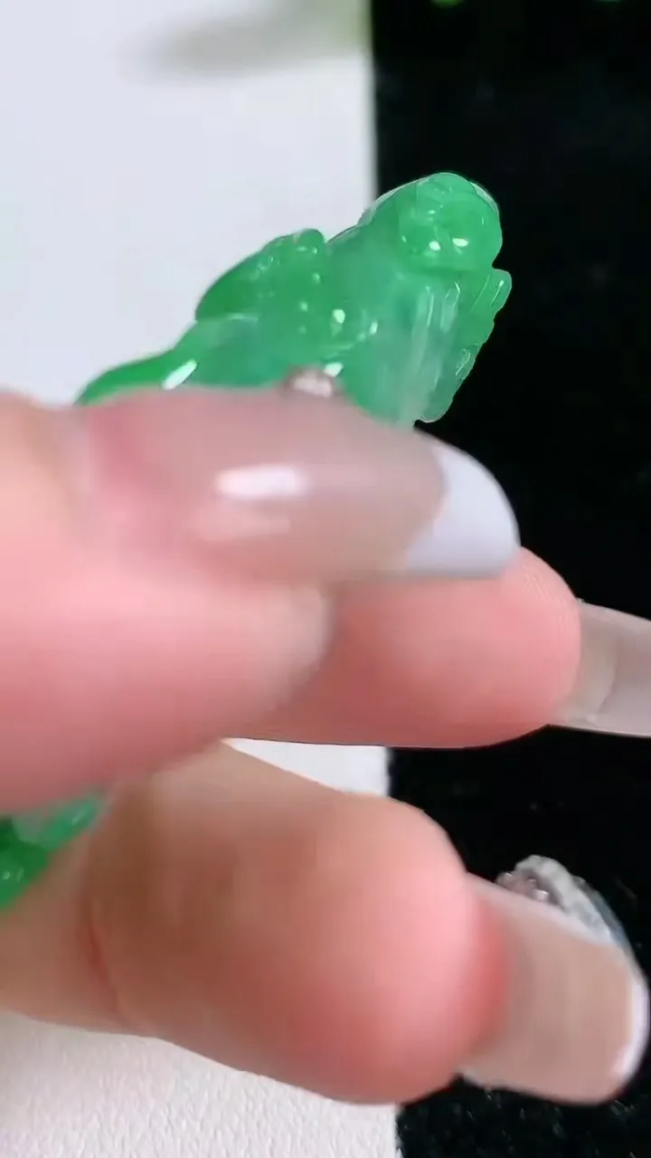 天然A货翡翠白菜吊坠，尺寸52-26-14，重:28.84g
2月5日