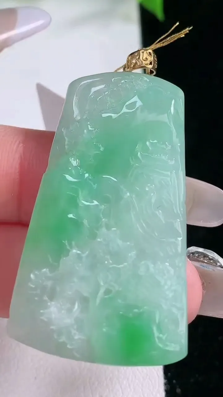 天然A货翡翠山水牌吊坠，尺寸42-24.2-5.8，重量:15.03g
2月5日