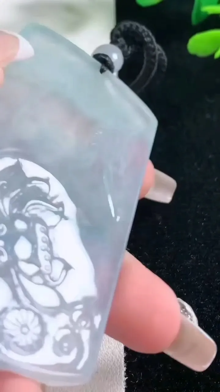 天然A货翡翠种紫罗兰文殊菩萨吊坠，尺寸72.6-45-5.2，重量:48.86g
2月5日