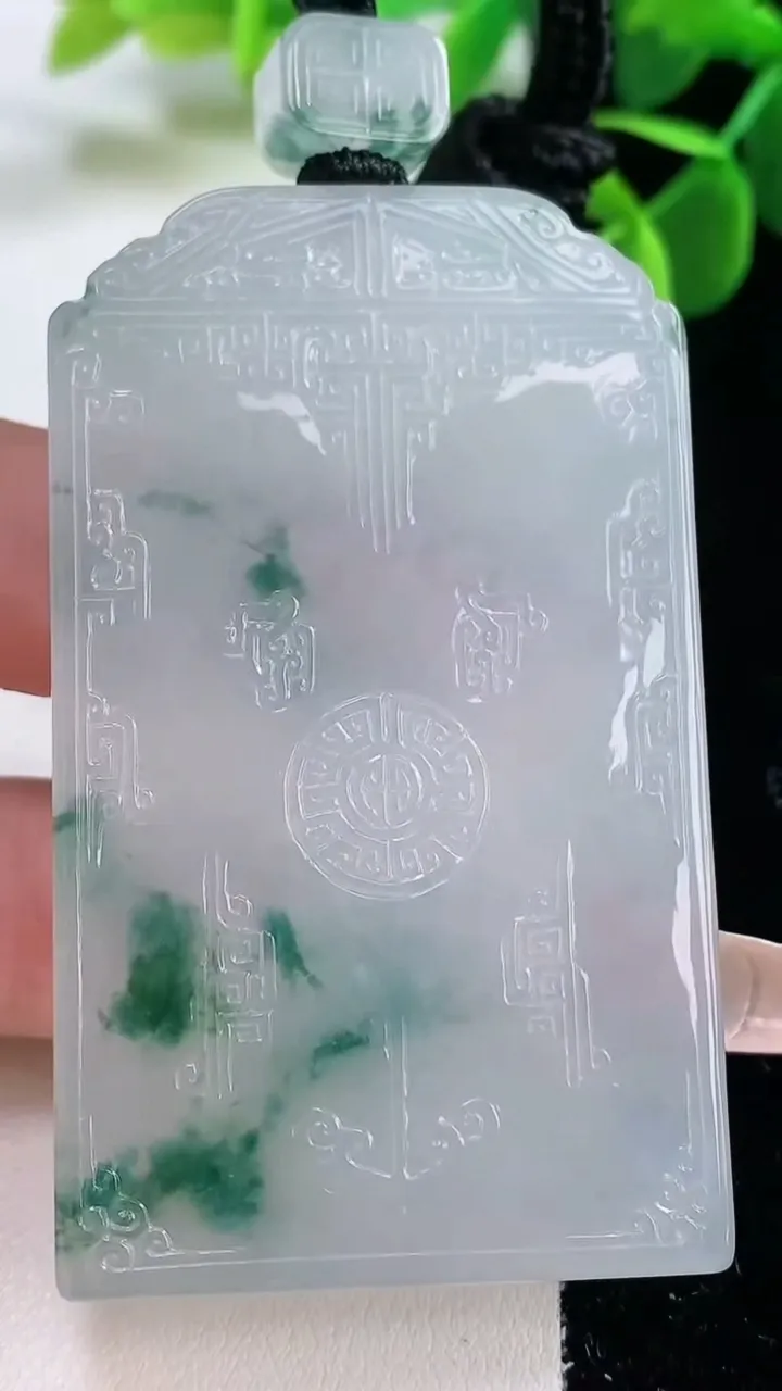 天然A货翡翠种飘花仿古无事牌吊坠，尺寸62.8-37.7-7，重量:59.02g
2月5日