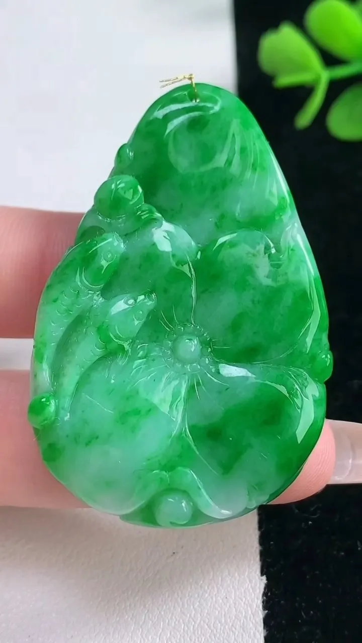天然A货翡翠年年有余吊坠，尺寸50.2-32.4-7.9，重量:23.10g
2月5日