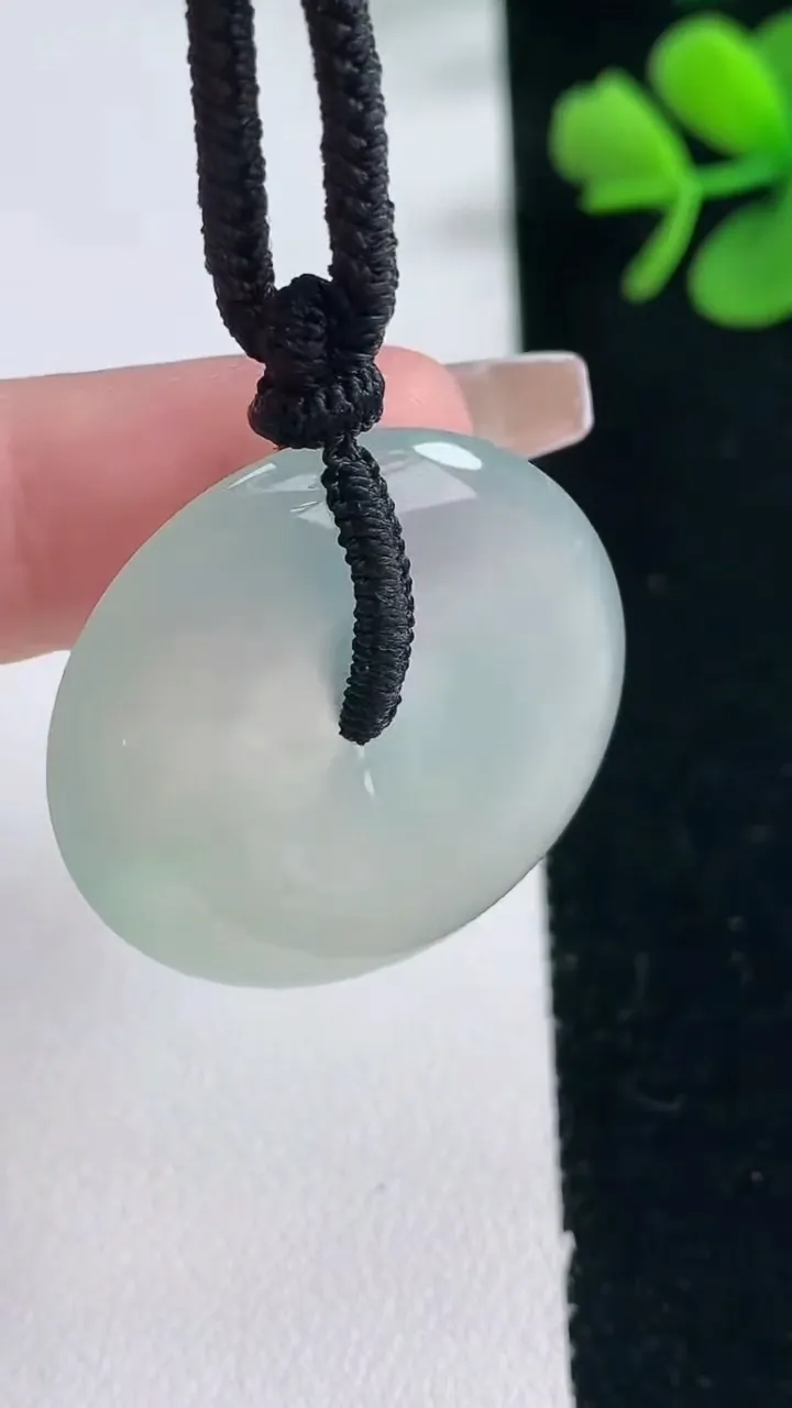 天然A货翡翠平安扣吊坠，尺寸29.7-6.3，重量:14.89g
2月5日