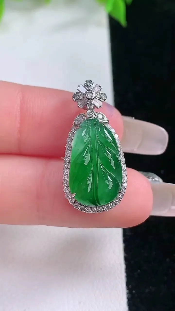 天然A货翡翠金枝玉叶 叶子吊坠，尺寸26.8-12.3-7.8，裸石17-10重量:3.30g
2月