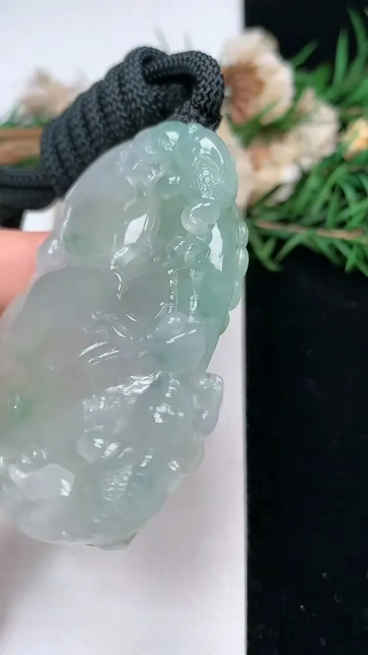 天然A货翡翠飘花福袋吊坠，尺寸59-42-11.8，重量:59.86g
2月5日