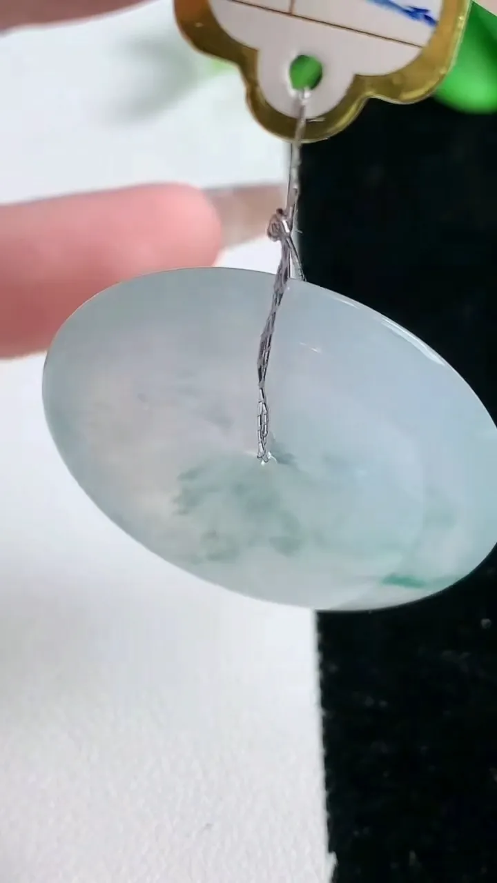 天然A货翡翠种飘花平安扣吊坠，尺34.7-5.8，重量:14.38g
2月5日