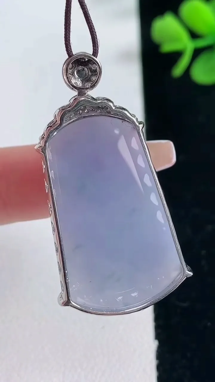 天然A货翡翠18K金紫罗兰无事牌吊坠，尺寸40.2-31-21.5-7.4，重量:9.03g
2月5日