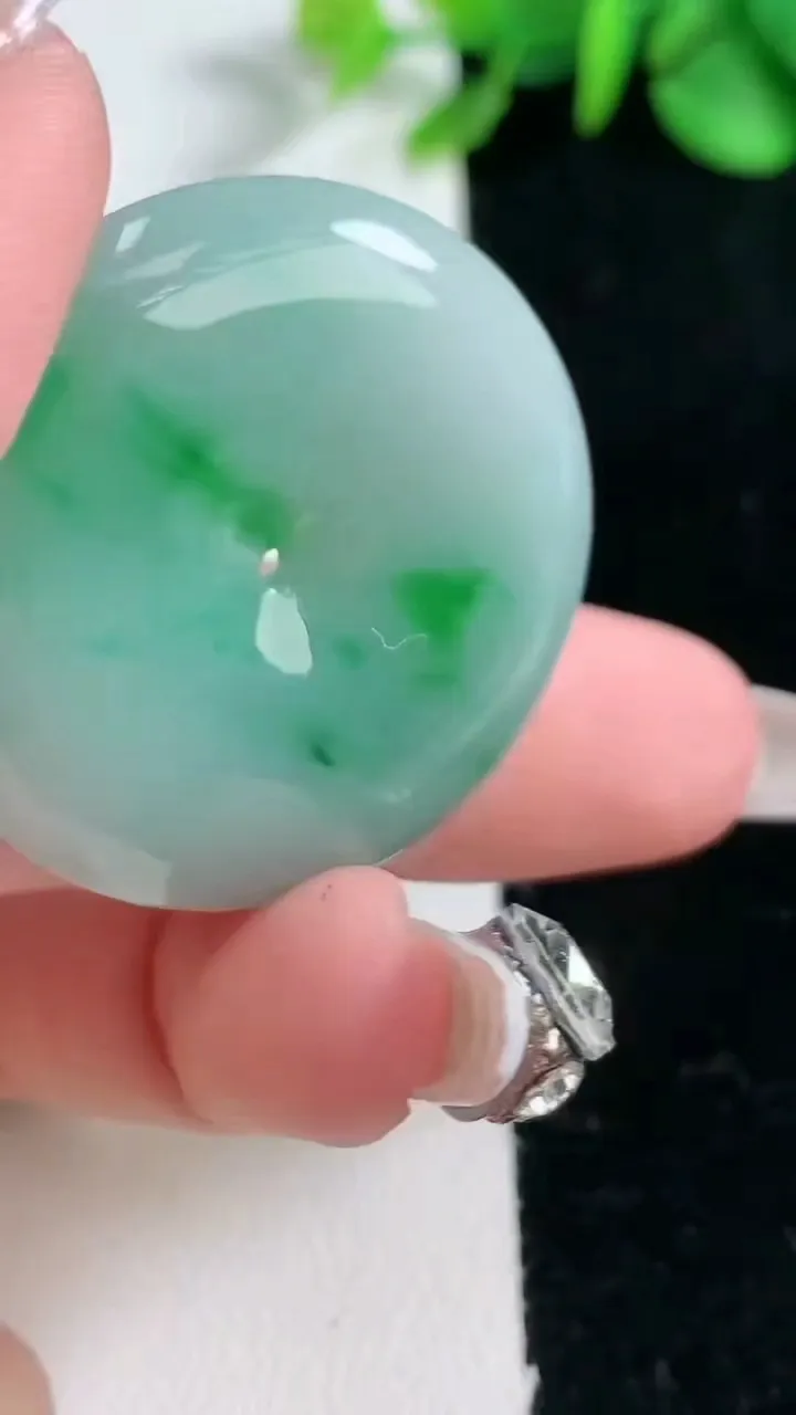 天然A货翡翠平安扣吊坠，尺寸34.7-6.7，重量:16.96g
2月5日