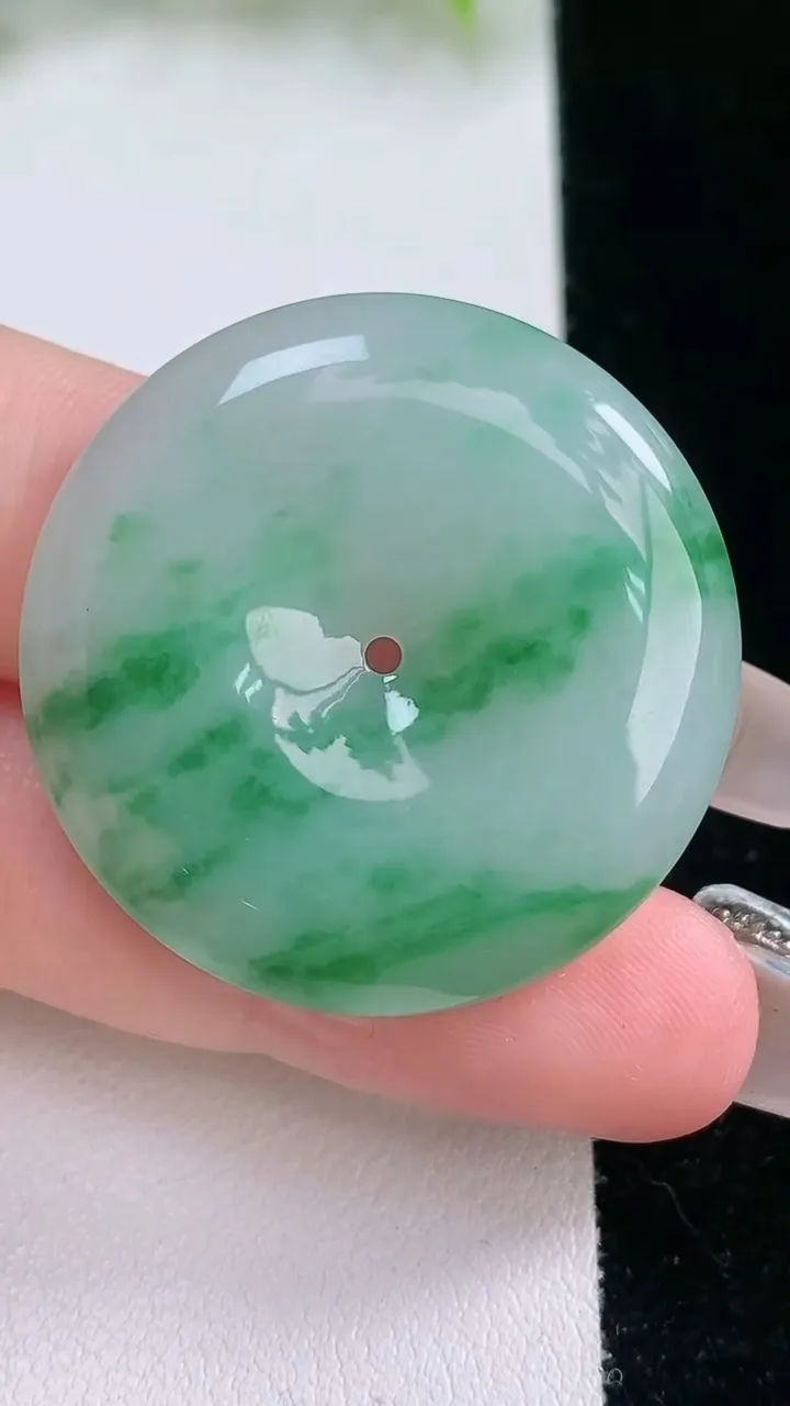 天然A货翡翠平安扣吊坠，尺寸33.5-5.8，重量:14.03g
2月5日