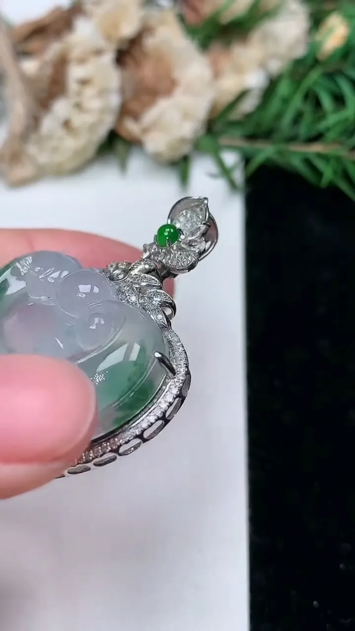 天然A货翡翠飘花如意头吊坠，尺寸41.8-34-10.5，裸石24.7-31.9
2月5日，重量:12.67g