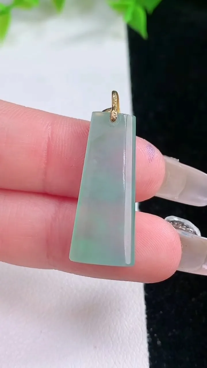 天然A货翡翠无事牌吊坠，尺寸25.2-11-4，重量:2.93g
2月5日